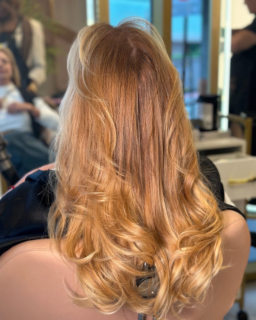 Cabelo loiro com mechas personalizadas feitas na Svena Beauty