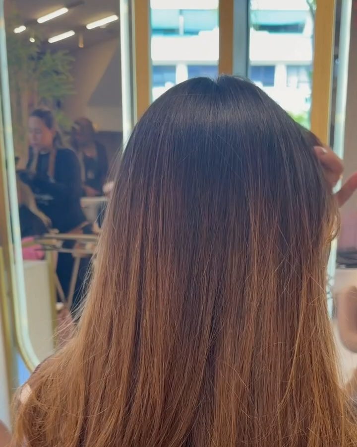 Cabelo longo e brilhante após tratamento capilar na Svena Beauty